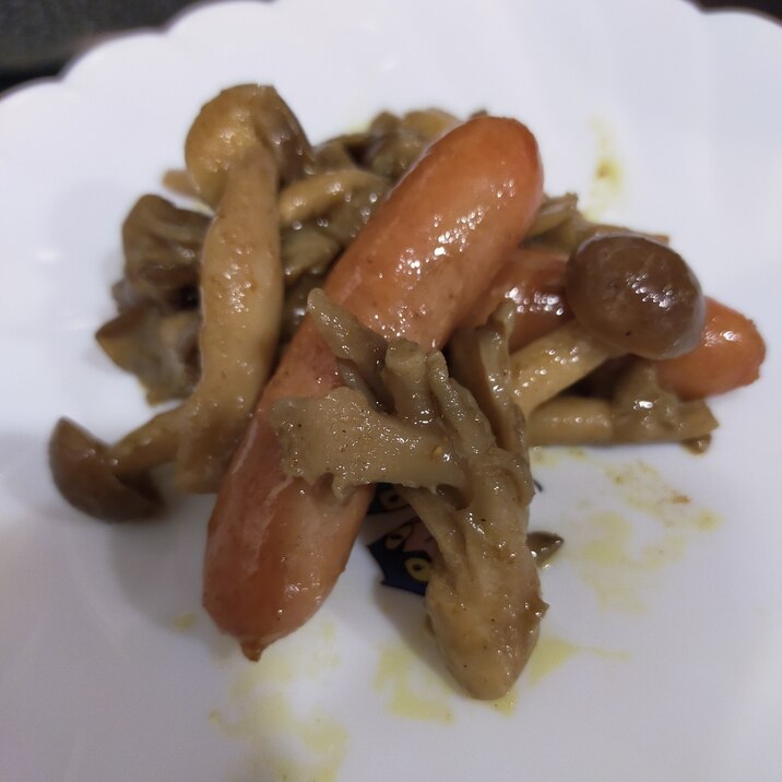 キノコとソーセージのカレー風味炒め